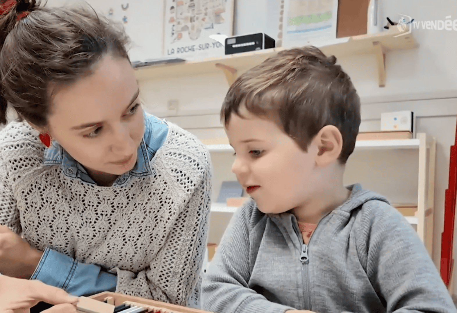 Éducatrice échangeant avec un enfant pour un suivi personnalisé